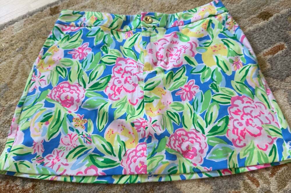 Lilly Pulitzer Grove Garden Multi size 2

Where are my golf ⛳️ gals????